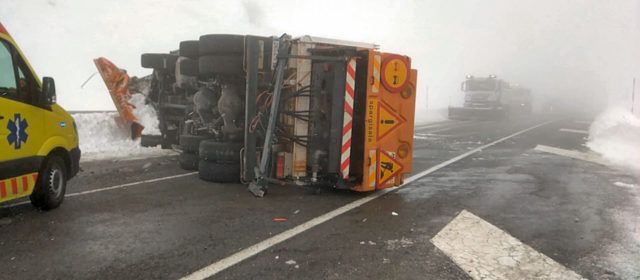 Herido grave al volcar un quitanieves en el puerto de Torre Miró