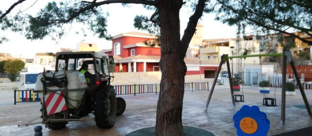 Continua la desinfecció diària d’espais públics i contenidors a Càlig