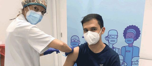 Es vacunen contra la COVID-19 els primers estudiants de ciències de la salut de la URV