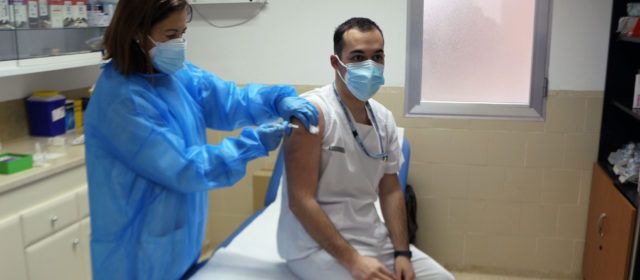 La Comunitat Valenciana inicia la vacunación del personal sanitario de primera línea