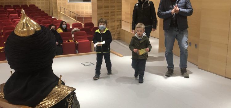 El Patge Reial recull les cartes de les xiquetes i xiquets de Santa Magdalena