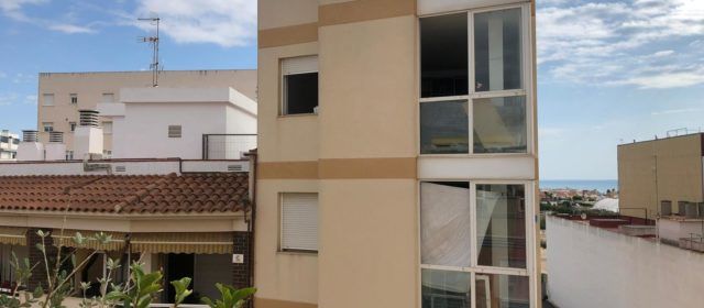 Recogida de firmas para protestar por el estado de un edificio abandonado en Vinaròs