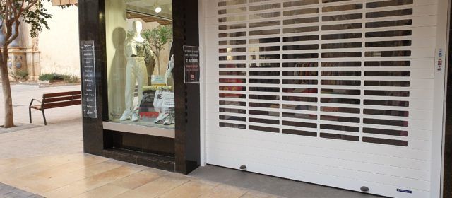 Vídeo i fotos: tancament de comerços a Vinaròs
