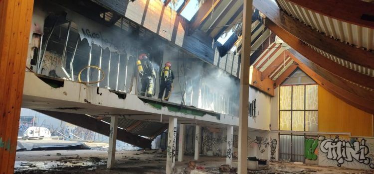 Fotos: incendio en un antiguo hipermercado de Vinaròs