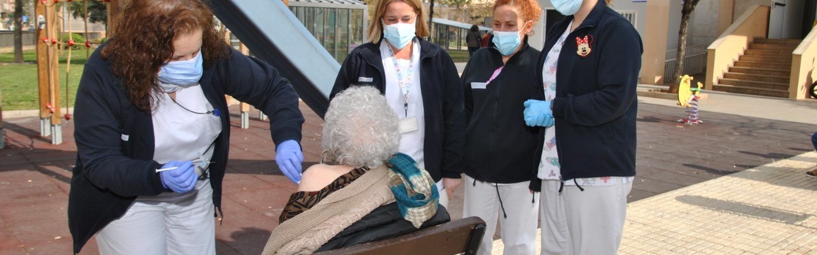 Los nuevos casos de coronavirus en las residencias de mayores disminuyen un 64% en un mes y comienza la vacunación en mayores de 90 años