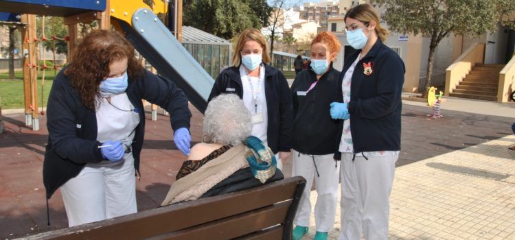 Los nuevos casos de coronavirus en las residencias de mayores disminuyen un 64% en un mes y comienza la vacunación en mayores de 90 años