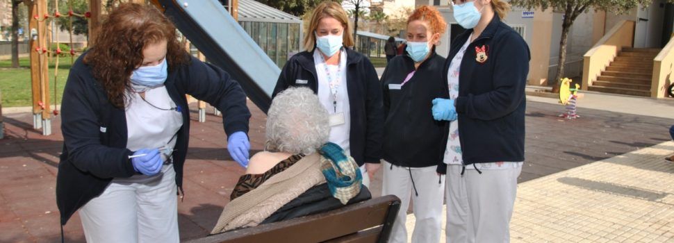 Los nuevos casos de coronavirus en las residencias de mayores disminuyen un 64% en un mes y comienza la vacunación en mayores de 90 años