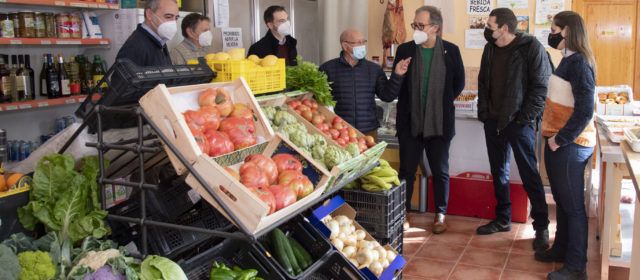 José Martí visita les botigues de Villores i Vallibona, les dues renovades per la Diputació Provincial