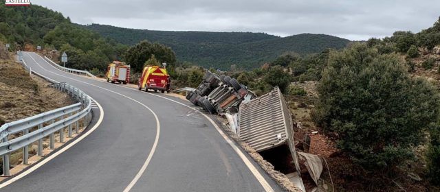 Vuelca un camión en la CV-12, término de Morella
