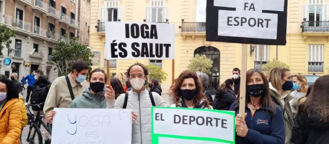 Representación de Vinaròs en la manifestación en Valencia de los centros deportivos