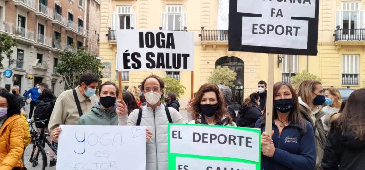 Representación de Vinaròs en la manifestación en Valencia de los centros deportivos