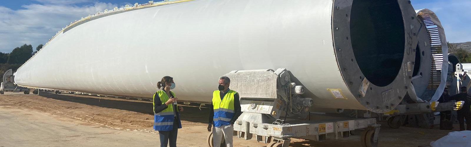 L’alcaldessa de Canet visita la fàbrica de pales eòliques de Les Coves