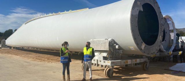 L’alcaldessa de Canet visita la fàbrica de pales eòliques de Les Coves