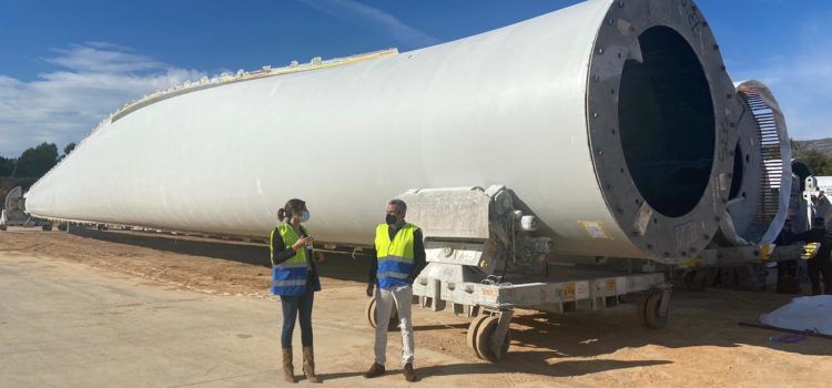 L’alcaldessa de Canet visita la fàbrica de pales eòliques de Les Coves