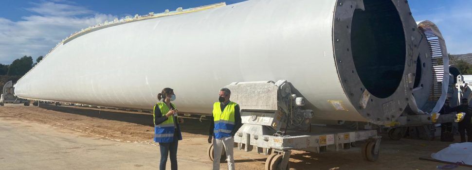 L’alcaldessa de Canet visita la fàbrica de pales eòliques de Les Coves