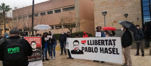 Concentració davants dels jutjats de Vinaròs per la llibertat de Pablo Hasél