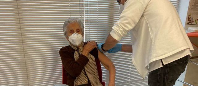 Benicarló vacuna el veïnat major de 90 anys