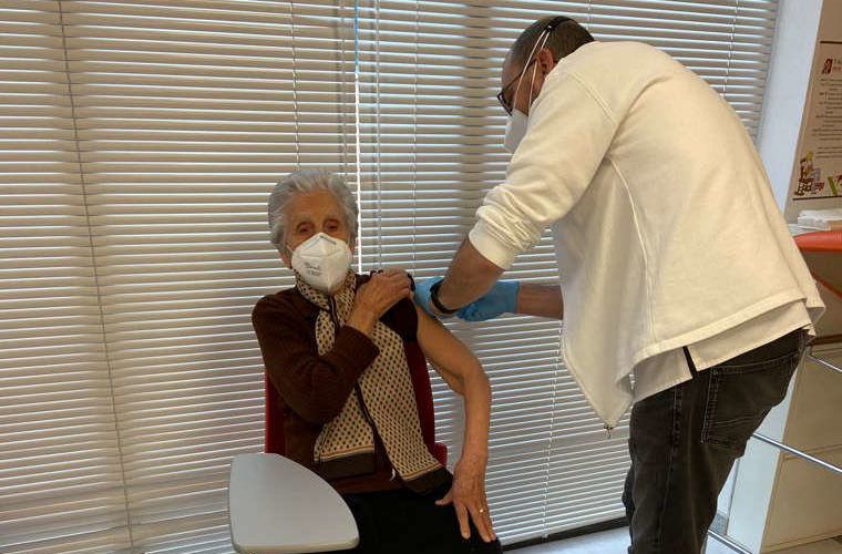 Benicarló vacuna el veïnat major de 90 anys