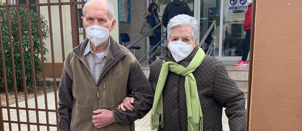 Fotos: vacunados dos vecinos de Sant Mateu que suman 199 años