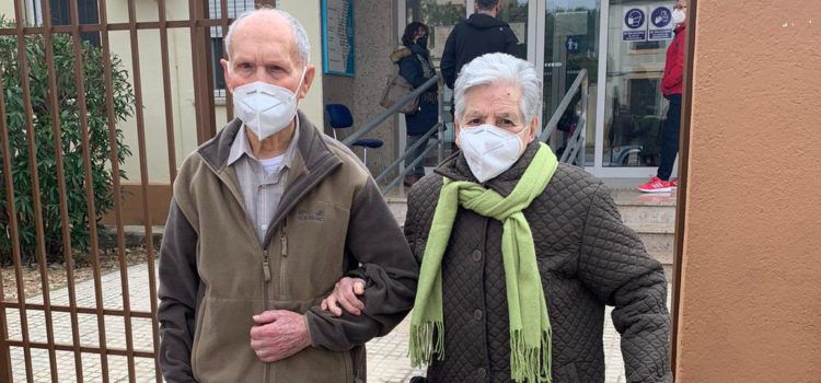Fotos: vacunados dos vecinos de Sant Mateu que suman 199 años