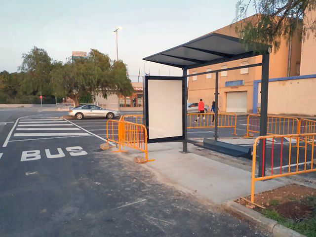 L’Ajuntament instal·la dues marquesines d’autobús al municipi