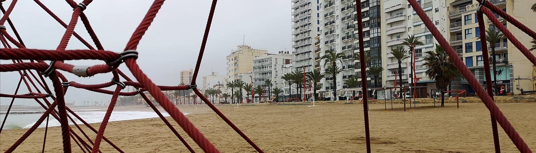 Fotos: el passeig i la platja del Fortí de Vinaròs, en un  matí plujós