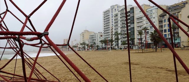 Fotos: el passeig i la platja del Fortí de Vinaròs, en un matí plujós