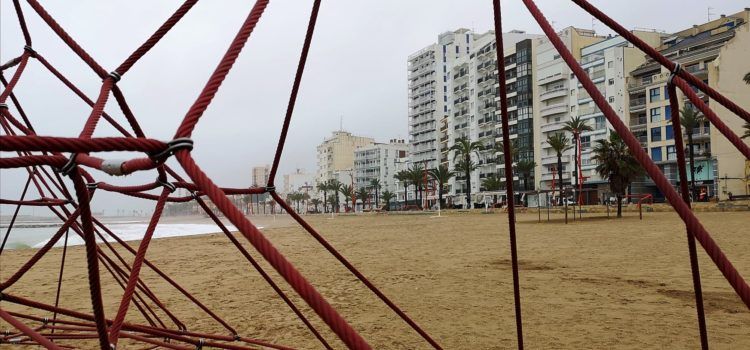 Fotos: el passeig i la platja del Fortí de Vinaròs, en un  matí plujós