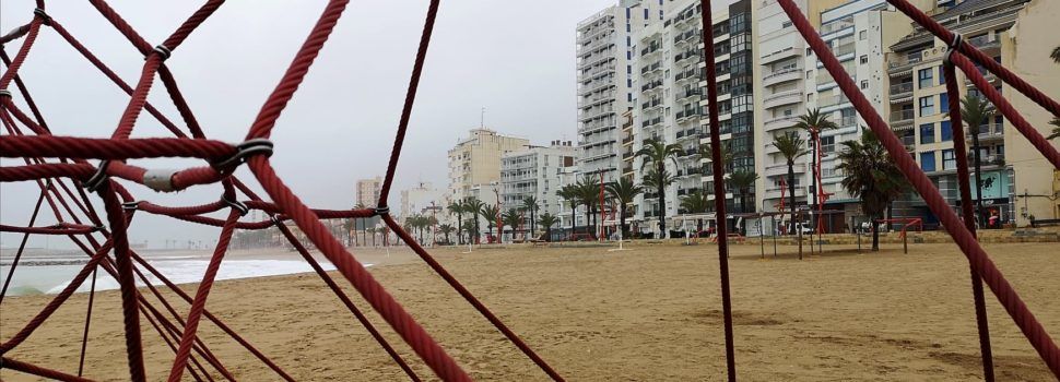 Fotos: el passeig i la platja del Fortí de Vinaròs, en un  matí plujós