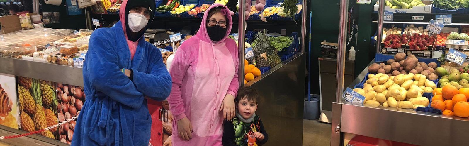 Vídeos i fotos: Els comerciants del mercat de Vinaròs, en pijama