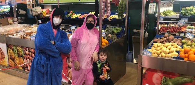 Vídeos i fotos: Els comerciants del mercat de Vinaròs, en pijama