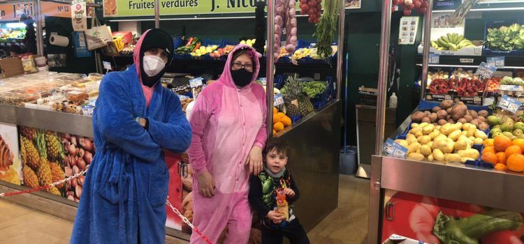 Vídeos i fotos: Els comerciants del mercat de Vinaròs, en pijama