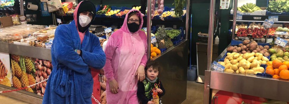 Vídeos i fotos: Els comerciants del mercat de Vinaròs, en pijama