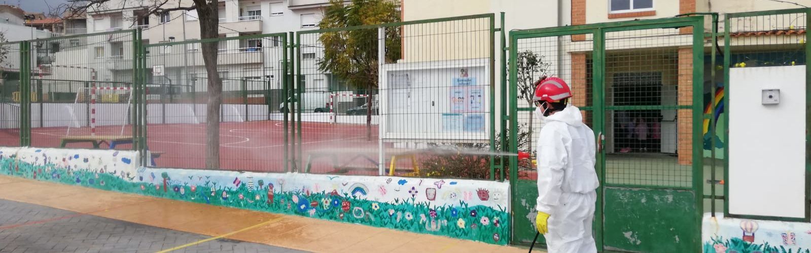 L’Ajuntament de Càlig continua desinfectant periòdicament espais públics i contenidors