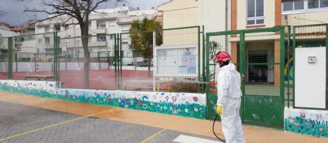 L’Ajuntament de Càlig continua desinfectant periòdicament espais públics i contenidors