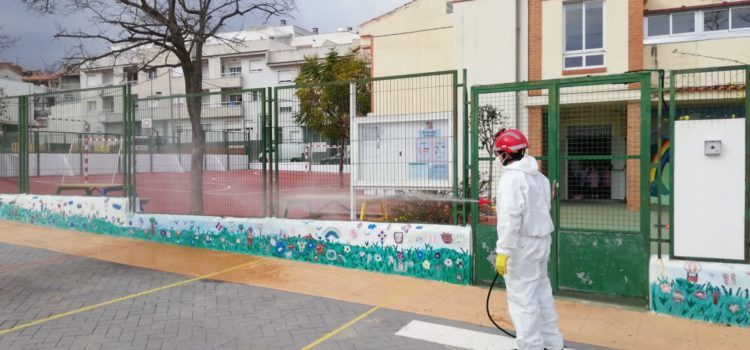 L’Ajuntament de Càlig continua desinfectant periòdicament espais públics i contenidors