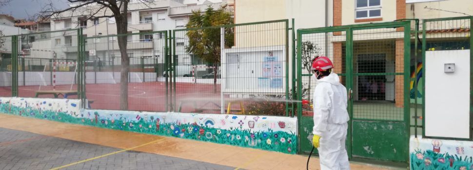 L’Ajuntament de Càlig continua desinfectant periòdicament espais públics i contenidors