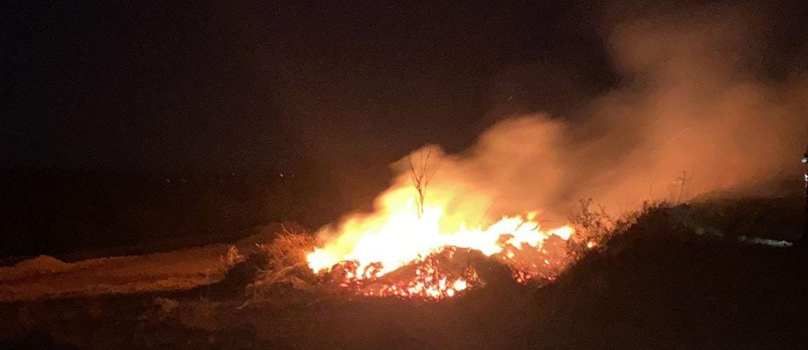 Els bombers apaguen una crema controlada a Vinaròs