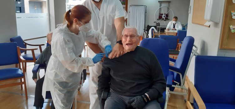 Vacunats les persones usuàries i el personal treballador del Centre de Dia Nou d’Octubre de Benicarló