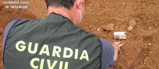 La Guardia Civil destruye una granada de mortero de la pasada guerra civil hallada en Tortosa