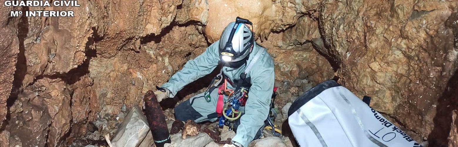 La Guardia Civil destruye tres proyectiles de la guerra encontrados en dos simas de Tirig