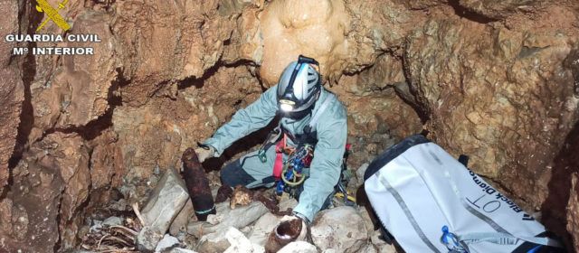 La Guardia Civil destruye tres proyectiles de la guerra encontrados en dos simas de Tirig