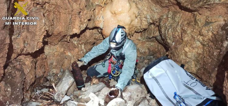 La Guardia Civil destruye tres proyectiles de la guerra encontrados en dos simas de Tirig