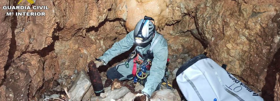 La Guardia Civil destruye tres proyectiles de la guerra encontrados en dos simas de Tirig