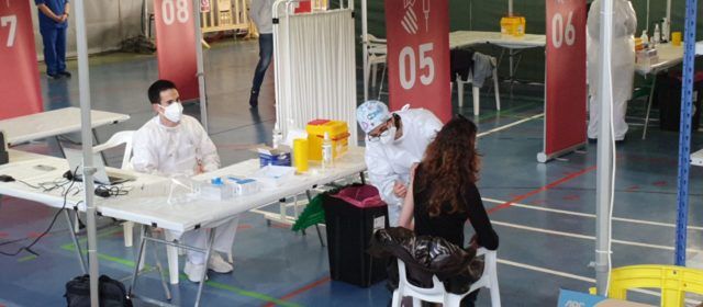 Vídeo i fotos: Comença a Vinaròs la vacunació del personal de centres educatius del Baix Maestrat i Els Ports