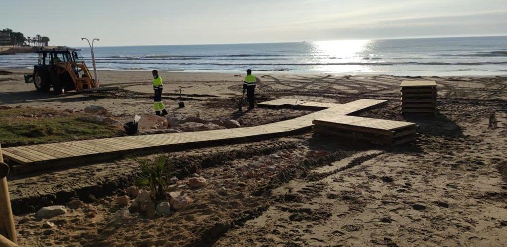 El Ayuntamiento de Alcalà-Alcossebre acondiciona accesos, instalaciones e intensifica desinfecciones en las playas