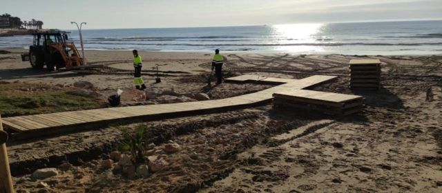 El Ayuntamiento de Alcalà-Alcossebre acondiciona accesos, instalaciones e intensifica desinfecciones en las playas