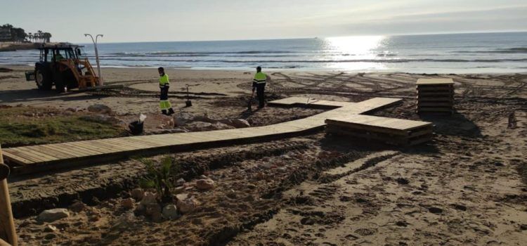 El Ayuntamiento de Alcalà-Alcossebre acondiciona accesos, instalaciones e intensifica desinfecciones en las playas