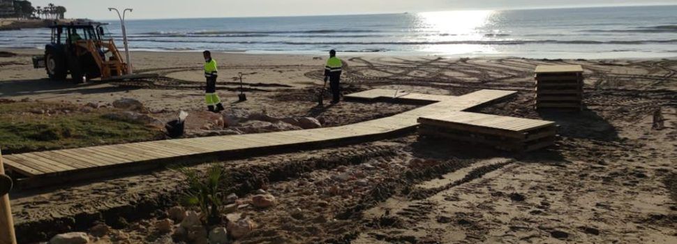 El Ayuntamiento de Alcalà-Alcossebre acondiciona accesos, instalaciones e intensifica desinfecciones en las playas