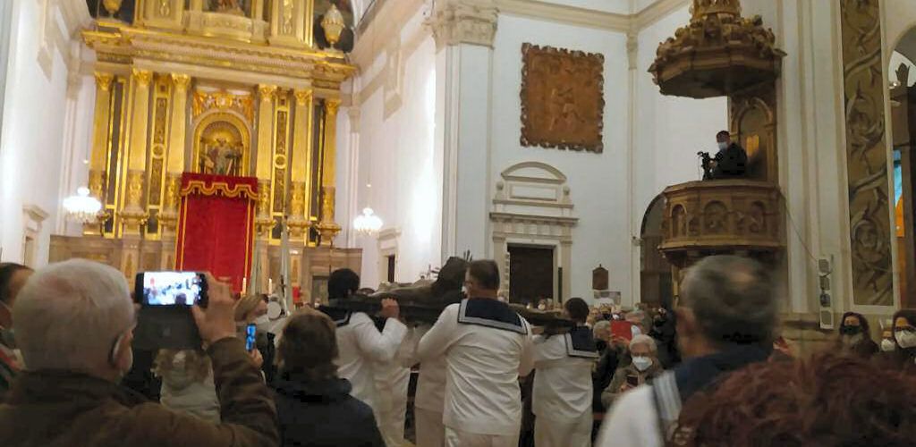 Insòlita pujada del Crist de la Mar, a Benicarló, per la covid